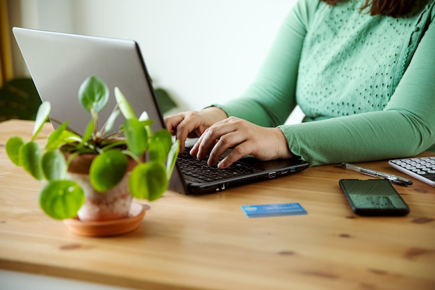 Mulher comprando conceito de comércio eletrônico de loja online