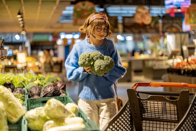 Foto mulher, comprando, legumes, em, supermercado