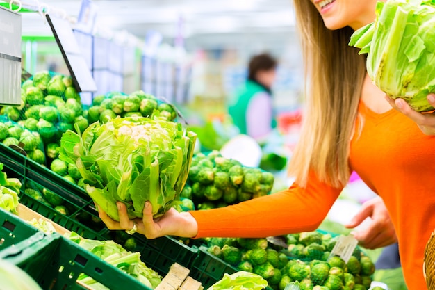 Mulher, comprando, legumes, em, supermercado