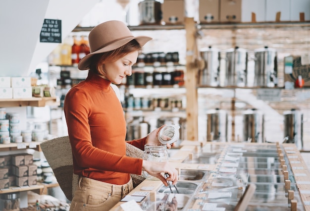 Foto mulher comprando produtos locais em uma mercearia sem resíduos de plástico