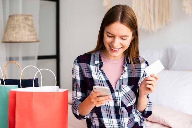 Foto mulher comprando produtos on-line usando seu cartão de crédito