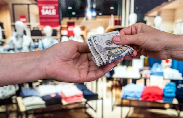 Mulher comprando roupas da moda na loja. conceito de finanças e estilo de vida