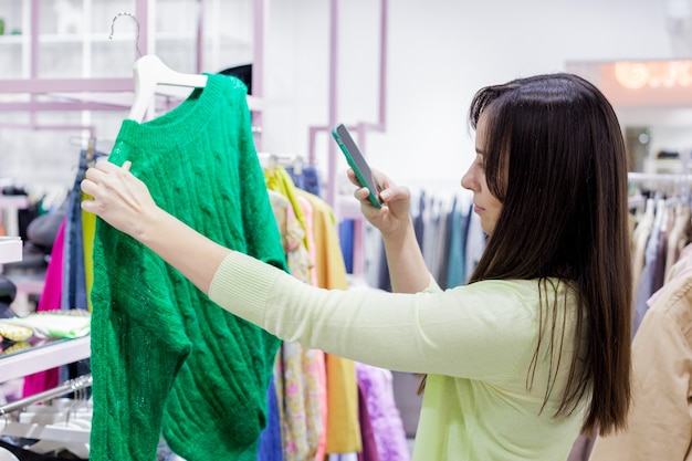 Mulher comprando roupas em liquidação Shopping