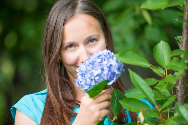 Mulher comum com uma flor no jardim