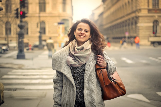 Mulher confiante andando na cidade