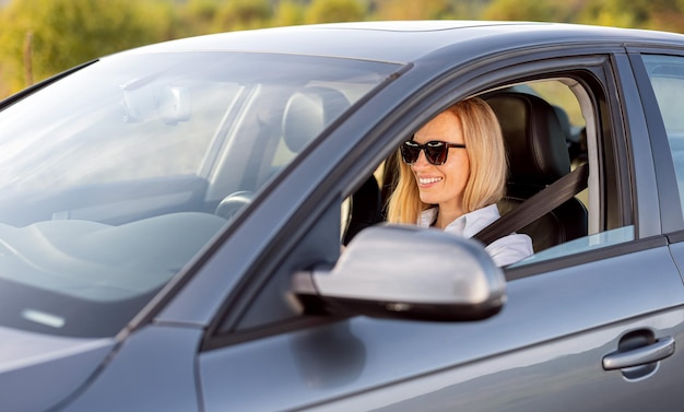 Mulher confiante dirigindo carro