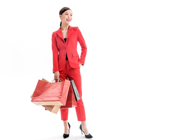 Mulher confiante e elegante com vestido vermelho posando