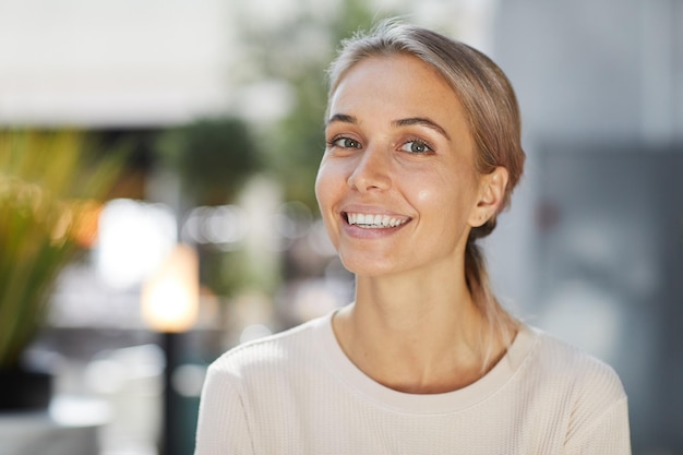 Mulher confiante feliz com sorriso encantador