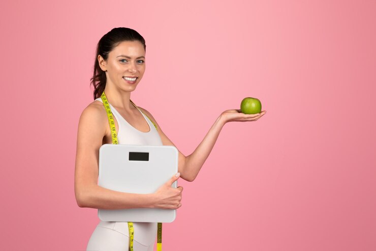 Foto mulher consciente da saúde com uma fita métrica ao redor do pescoço segurando uma maçã verde e uma balança