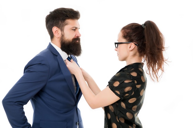 Mulher conserta sua gravata borboleta de homem. casal de negócios formais. negócios com assistente pessoal. mulher sexy elegante consertando a gravata borboleta de seus amantes. Preparação para festa. festa corporativa no escritório. perfeição senhor.