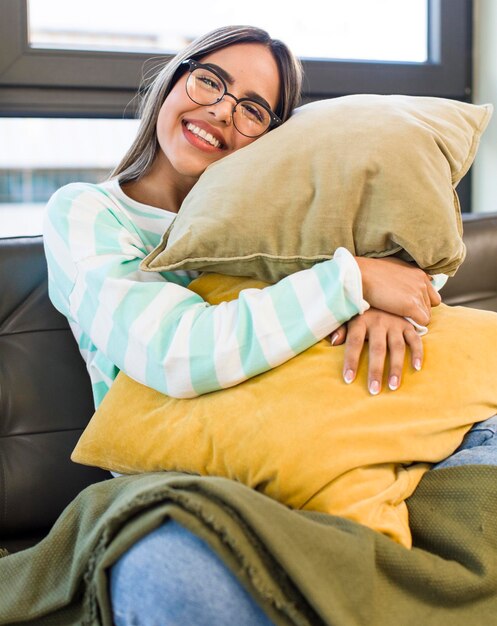 Foto mulher consideravelmente latina relaxando e descansando em um sofá