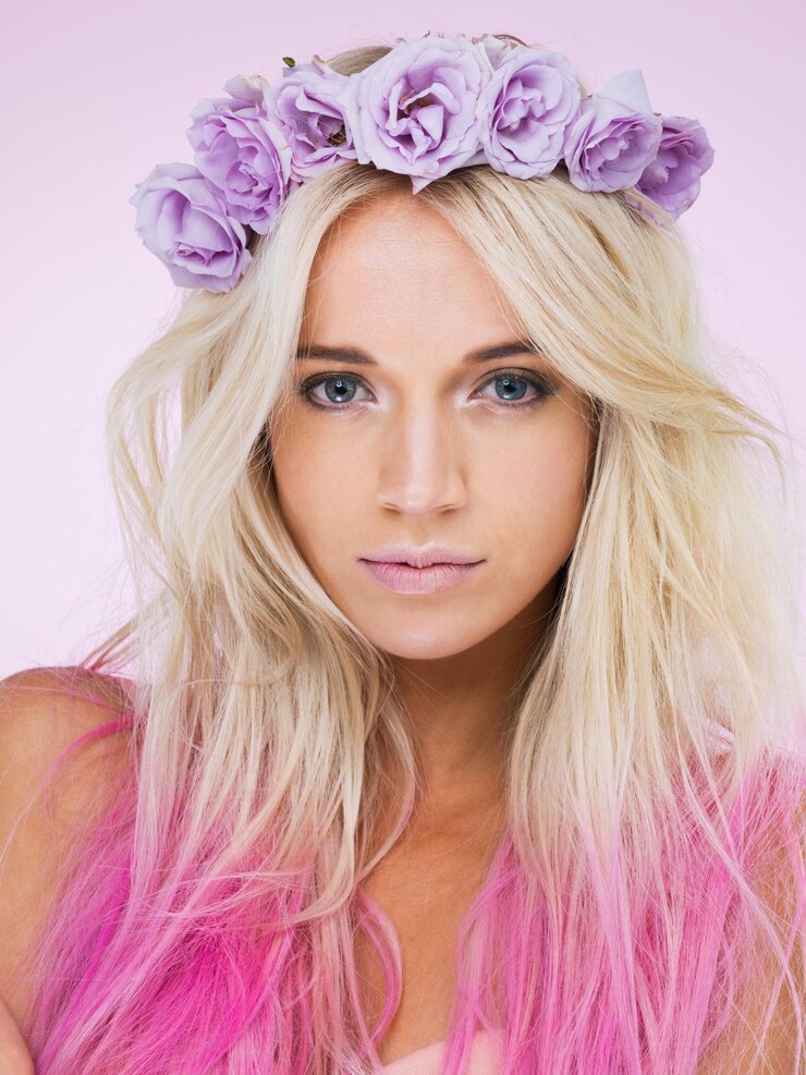Foto mulher coroa de flor e beleza com retrato de estúdio para maquiagem cosméticos e primavera por fundo roxo pessoa ou modelo de menina com decoração floral faixa de cabeça e estilo para estética com bem-estar