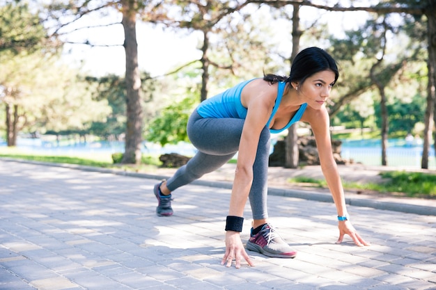 Mulher corredora de fitness na posição inicial