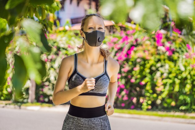 Mulher corredora usando máscara médica correndo no parque pandemia de coronavírus covid esporte vida ativa