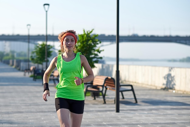 Mulher correndo à beira-mar Corrida matinal O atleta treina