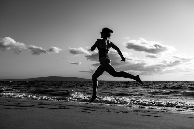 Mulher correndo ao longo do mar na piscina de água para manter a forma e a saúde Mulher fitness jogging treino an