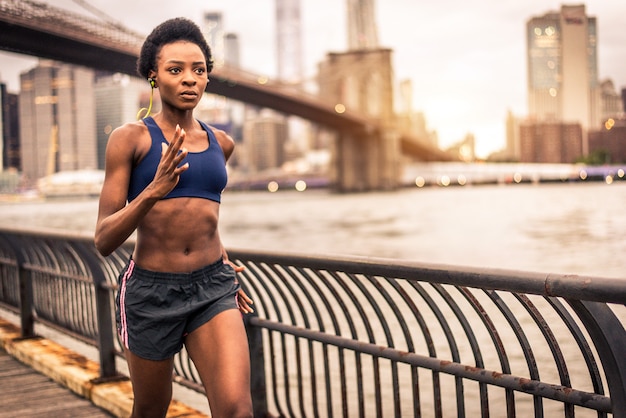 Foto mulher correndo em nova york