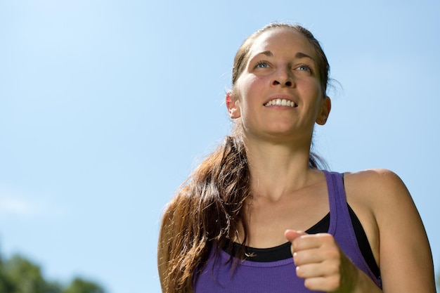 Mulher correndo esportes treinando ao ar livre para corrida de maratona