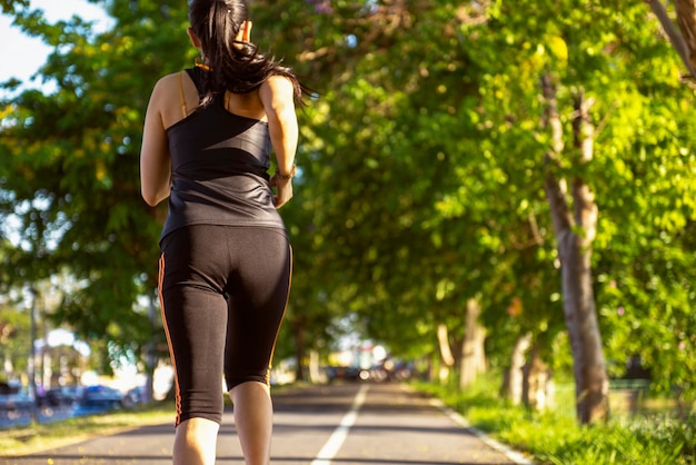 Mulher correndo no parque Estilo de vida saudável e conceitos esportivos