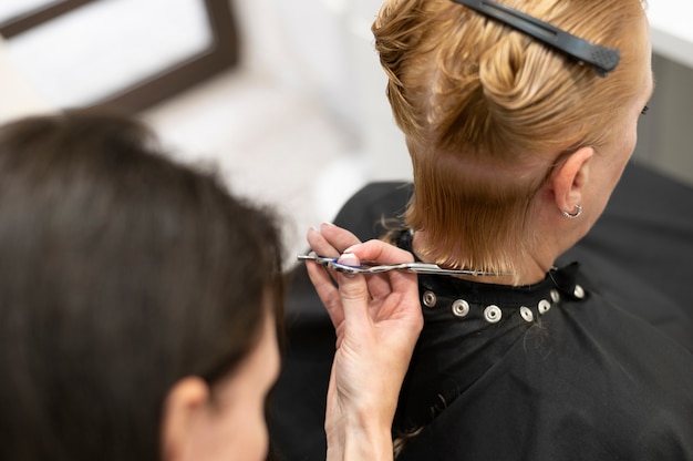 Foto mulher cortando o cabelo no salão de beleza