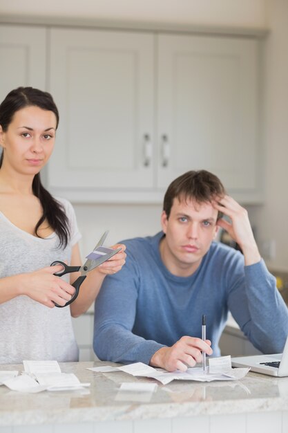 Foto mulher, corte, crédito, cartão, homem, calculando, finanças