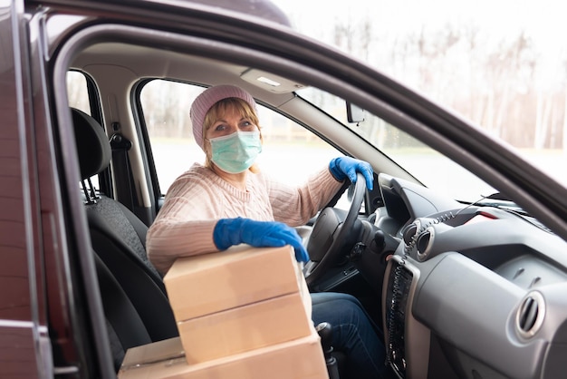 Mulher Courier entrega carga para o endereço de carro