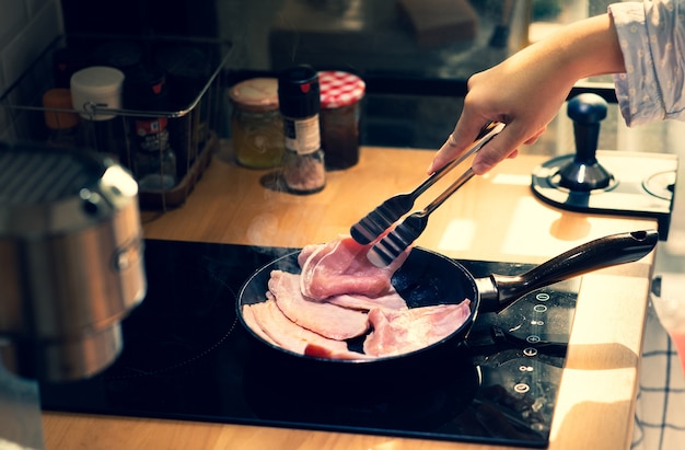 Mulher cozinhando café da manhã na cozinha