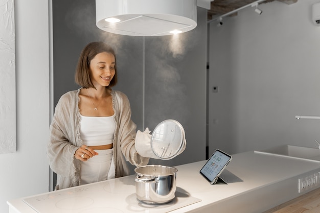 Foto mulher cozinhando em cozinha moderna