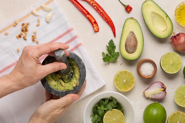 Mulher cozinhando molho de guacamole mexicano