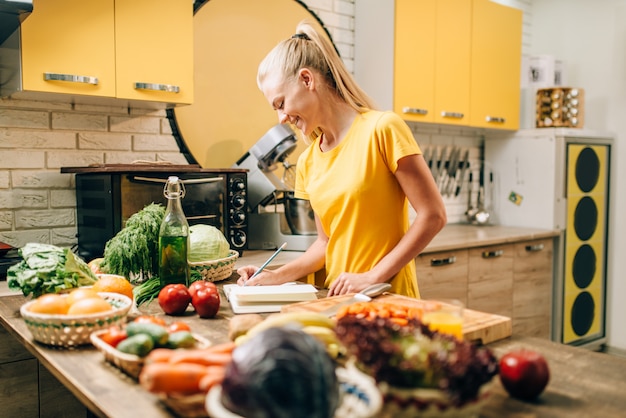 Foto mulher cozinhando na cozinha, comida orgânica