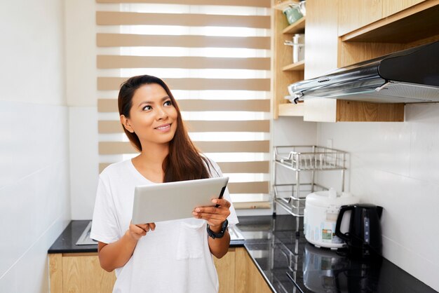 Mulher cozinhando na cozinha