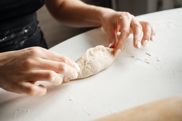 Mulher cozinhando tortas