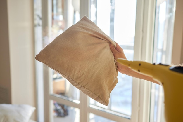 Mulher cozinhando travesseiro em casa vista de perto