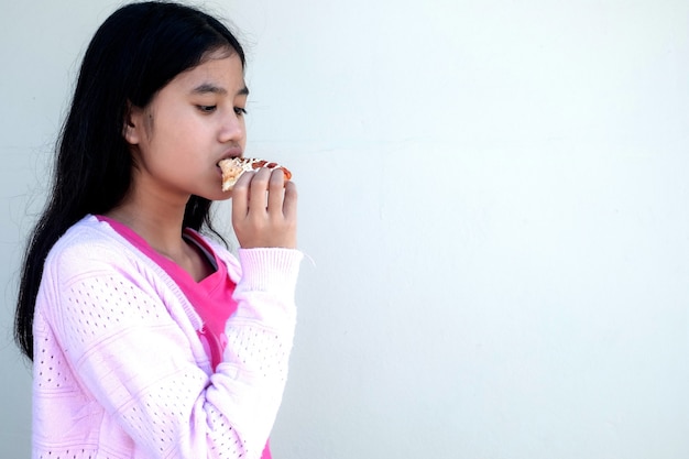 Foto mulher criança comendo um hambúrguer