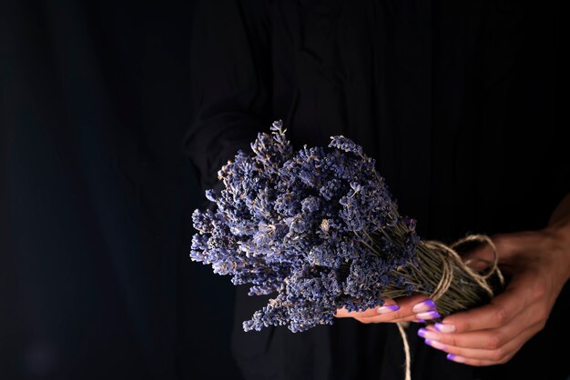 Mulher criando buquê de flores de lavanda natural