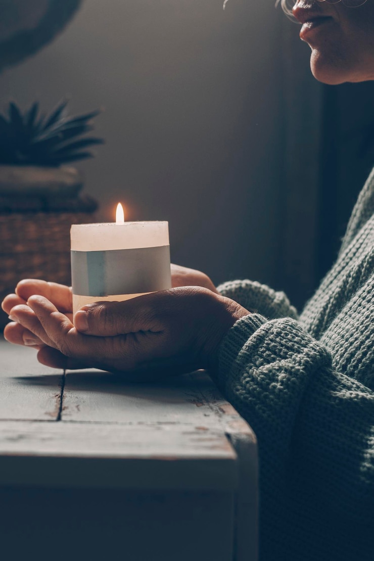 Foto mulher cristã ajoelhada e orando perto de velas ele busca orientação em sua fé religiosa e espiritualidade espírito do cristianismo e fé na bondade de deus