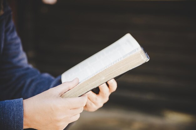 Mulher cristã lendo a bíblia em suas mãos conceito de fé espiritualidade e religião