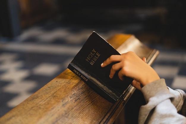 Mulher cristã lendo a Bíblia em um antigo templo católico Lendo a Bíblia Sagrada no templo Conceito de fé, espiritualidade e religião Conceito de sonhos de esperança de paz