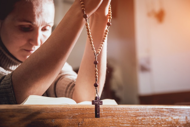 Mulher cristã orando na igreja.