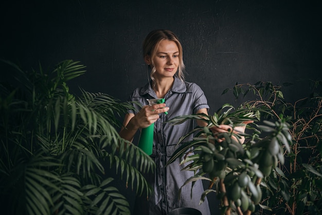 Mulher cuidando das plantas da casa