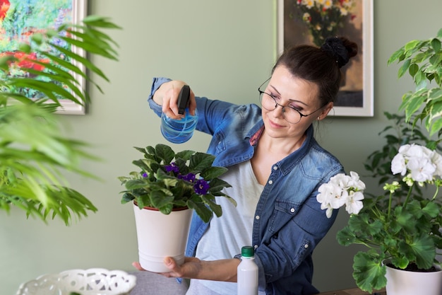 Mulher cuidando de hobbies de plantas de interior e natureza de lazer em casa