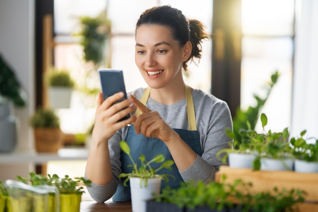 Mulher cuidando de plantas