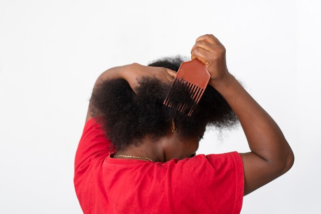 Mulher cuidando de seu cabelo afro