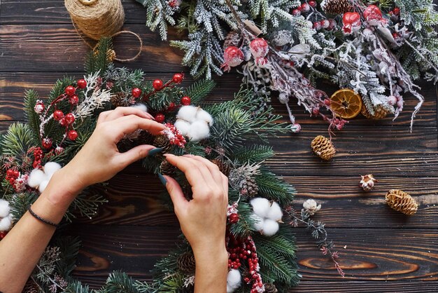 Mulher cuidando do ornamento. Vista superior do quadro festivo de Natal com decorações de ano novo.