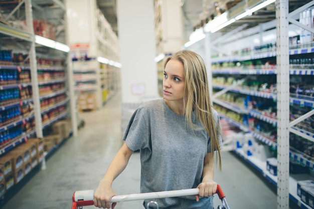 Mulher curiosa no supermercado