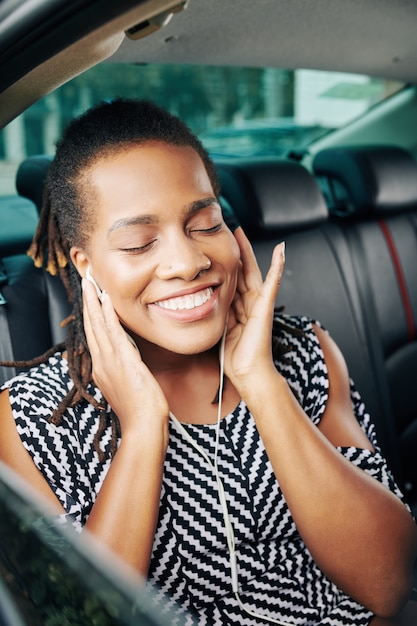 Mulher curtindo a música no carro