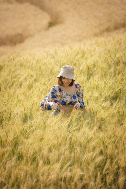 Mulher curtindo a natureza em um campo agrícola