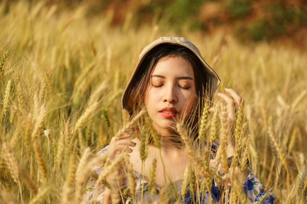 Mulher curtindo a natureza em um campo agrícola