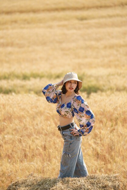 Mulher curtindo a natureza em um campo agrícola