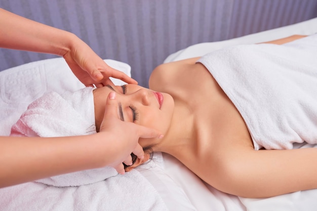 Mulher curtindo massagem facial